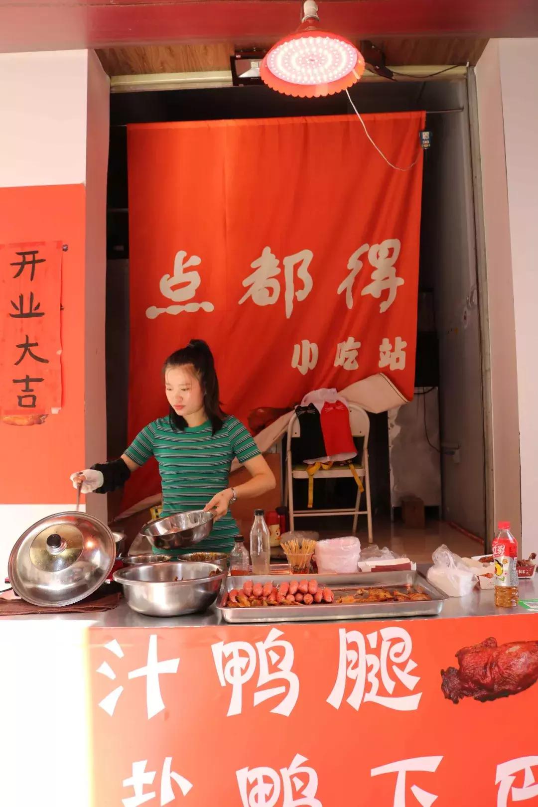 这家五星街不起眼的小吃站，34°高温没空调没座位，每天都排满人