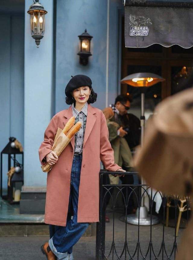 女人年过40岁多穿这3种颜色真减龄,40岁女人穿什么颜色显年轻洋气