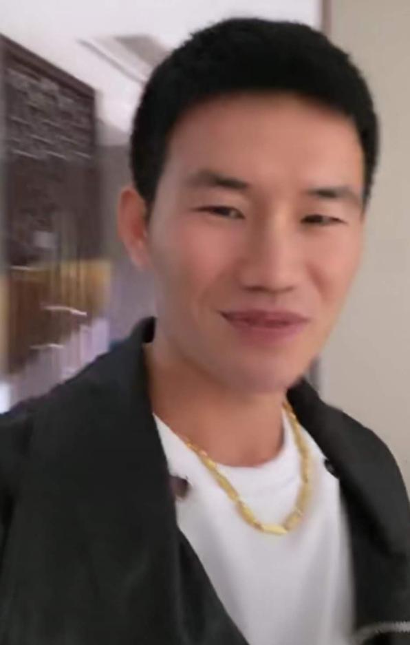 嘎子哥戴大金链子现身,问娇妻嫁给自己是否后悔,妻子却犹豫了?