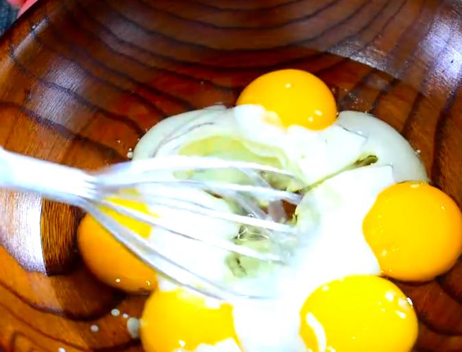 不用蛋糕粉怎样用电饭锅做蛋糕,在家就能做蛋糕不用烤箱的方法