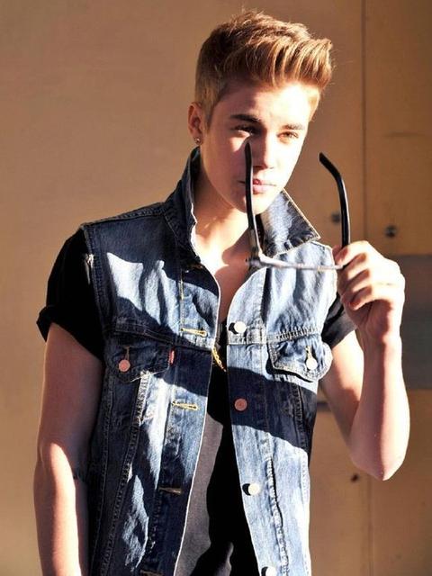 贾斯汀比伯最近演唱,贾斯汀比伯出名事件