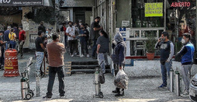 墨西哥男子街头中枪倒地,墨西哥男子淡定面对死亡