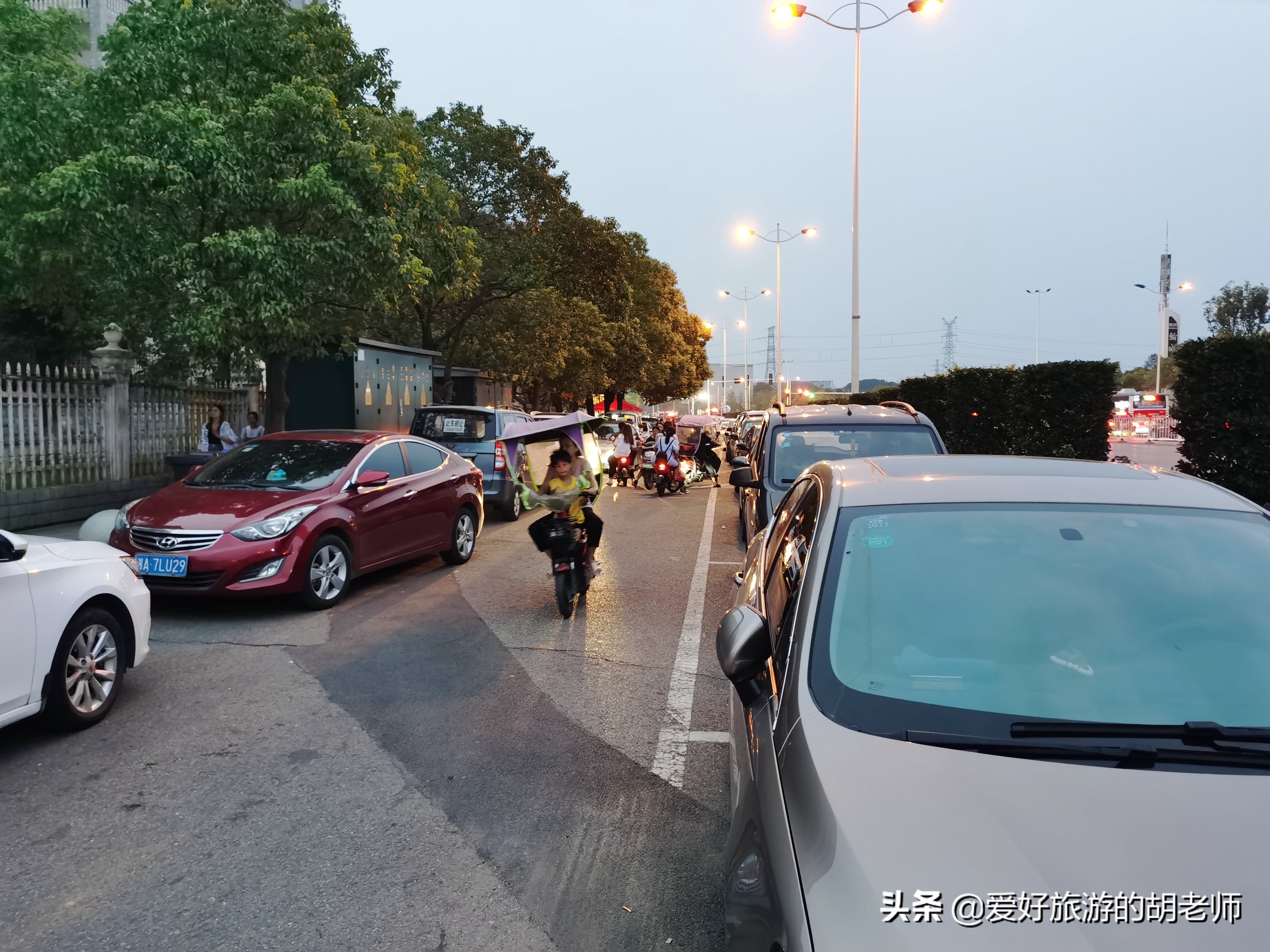 长沙的民办“湘雅医学院”，在校学生真有钱，带火了附近的经济