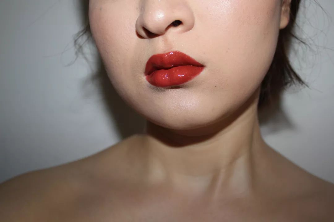 等摘下口罩那天，她们说必须！马上！立刻抹上这支口红！