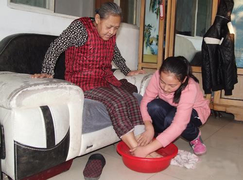 父亲离世母亲改嫁靠小姑摆地摊,父亲离家母亲智障