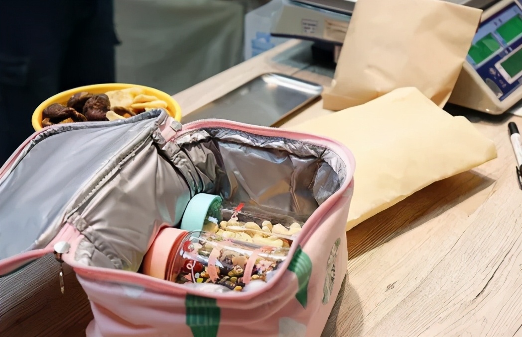 “裸卖”商店:食物都没有包装,想买东西要自己带上容器