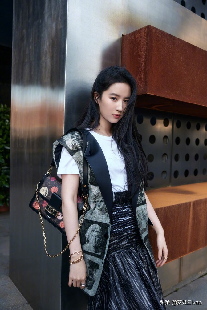 刘亦菲西装皮裤造型酷飒魅惑,刘亦菲穿搭回归现实金丝绒