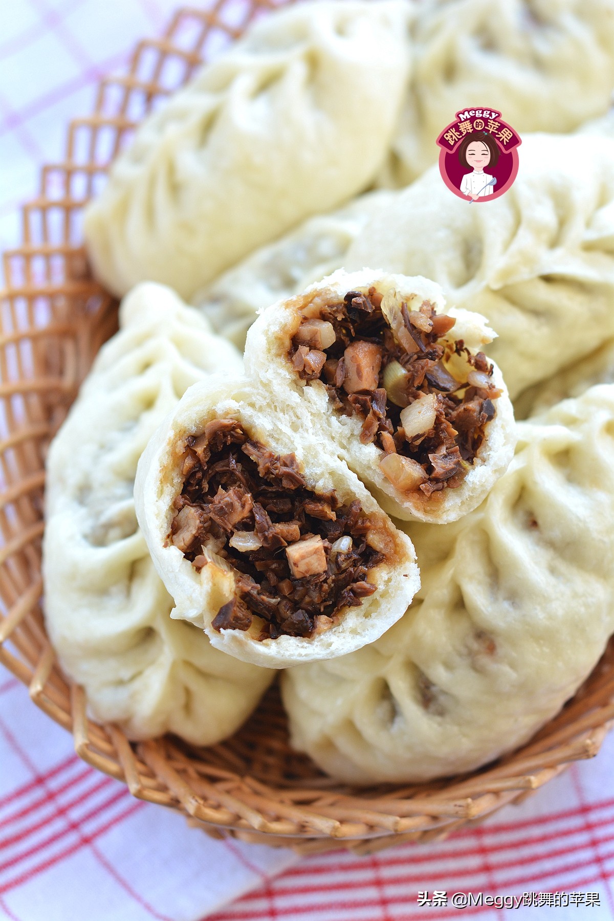 全家老少都爱的酱肉包子，酱香浓郁又暄软，左右手各2个吃撑了