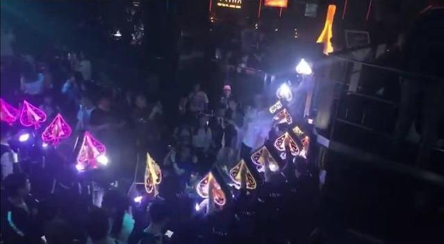 王思聪逛夜店消费30万,*牙虎**神豪包场花45万,但校长赢在格局?