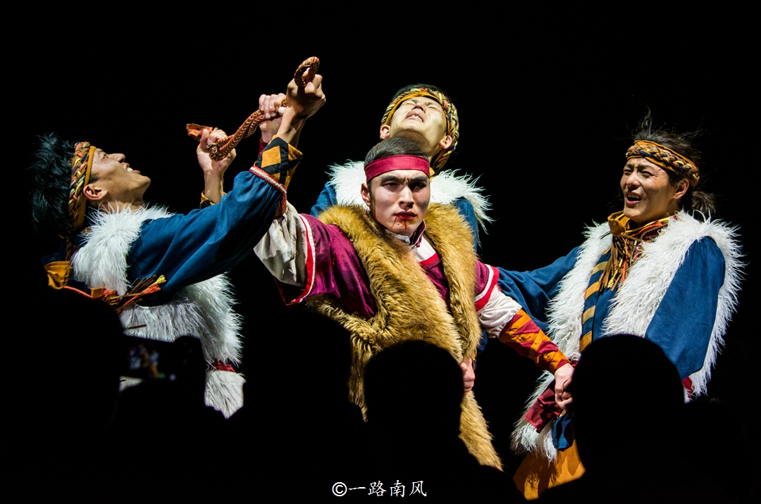 美女介绍丽江千古情景区,丽江千古情景区人多吗