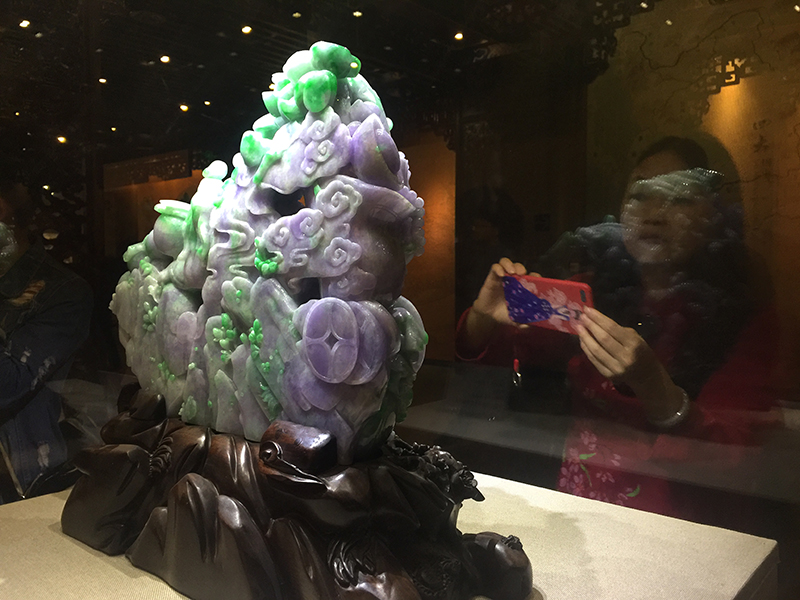 腾冲古镇旅游，游客花几千元买下翡翠赌石，一刀切下身价飙涨