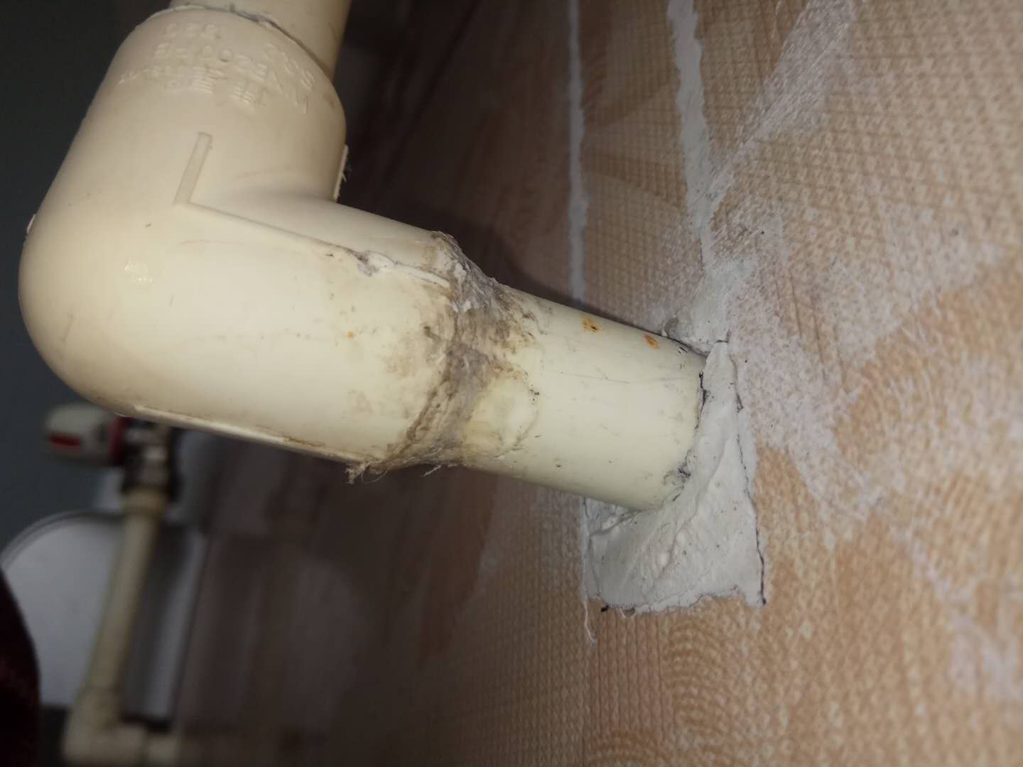 暖气管子弯头漏水简单补救,ppr水管热熔接头漏水怎么办