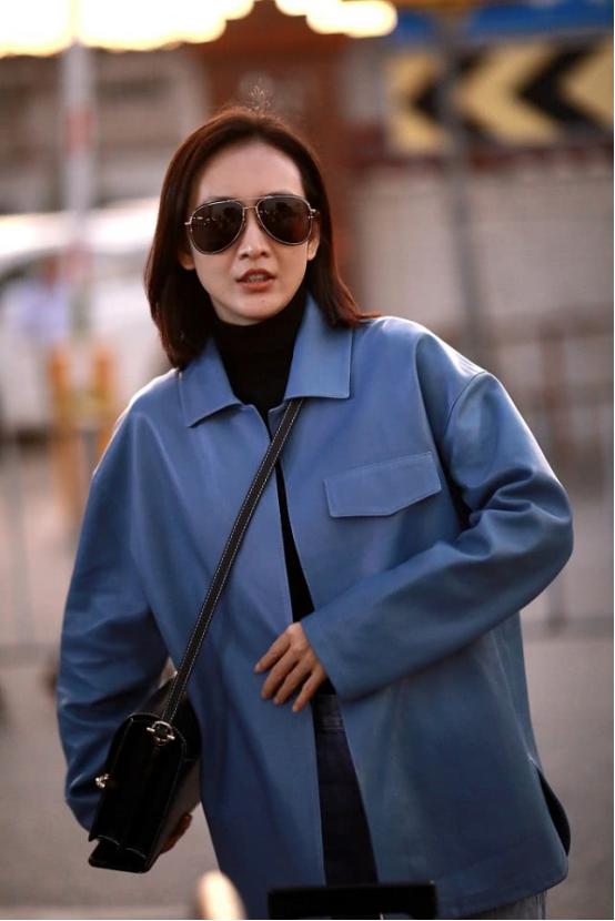 出门搭配衣服秋,王鸥夏季穿搭白色v领上衣