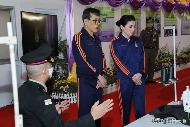 花心泰王也温柔?结婚周年陪王后穿情侣装,满脸宠溺给娇妻打下手