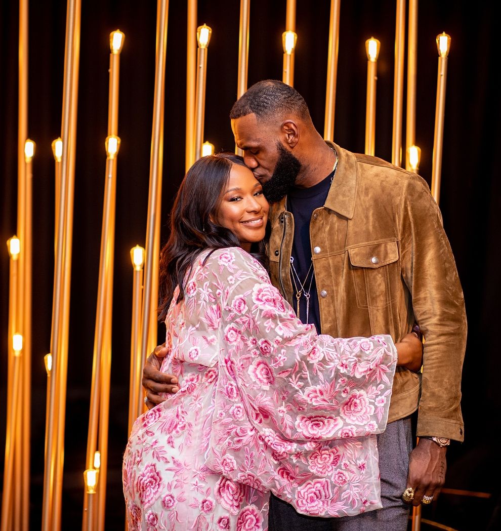 詹姆斯和萨瓦娜在科比面前秀恩爱,詹姆斯加冕历史得分王萨瓦娜镜头