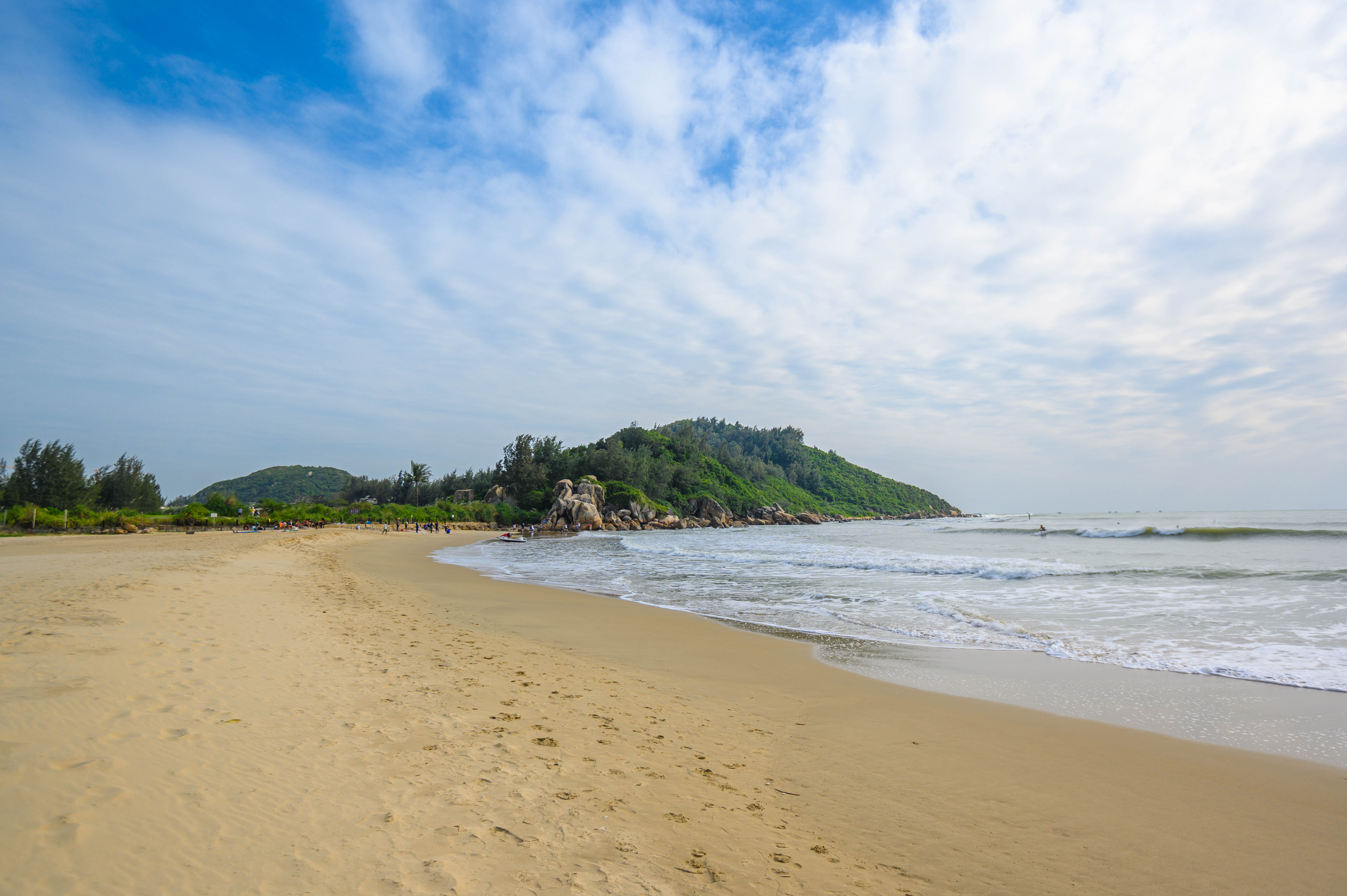海南不止只有三亚，去万宁玩个冲浪，还有神犬小七拍摄地等着你