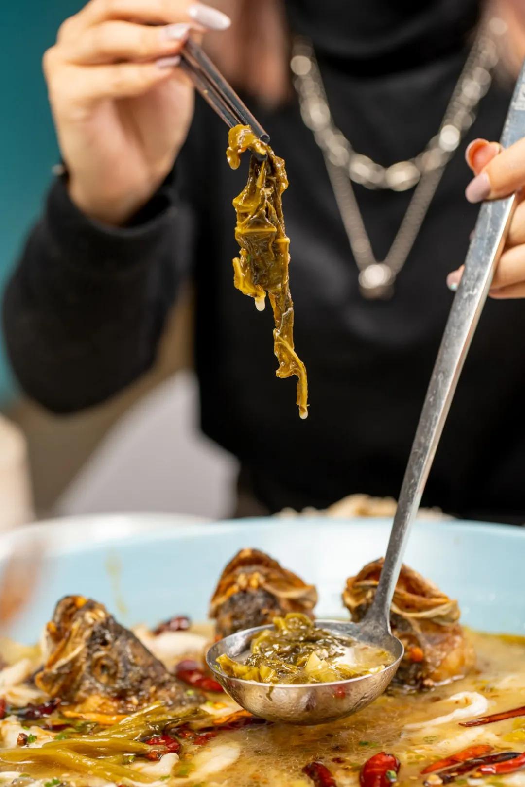 女生同行4.9折开吃！这家“网蓝”酸菜鱼店太“偏心”