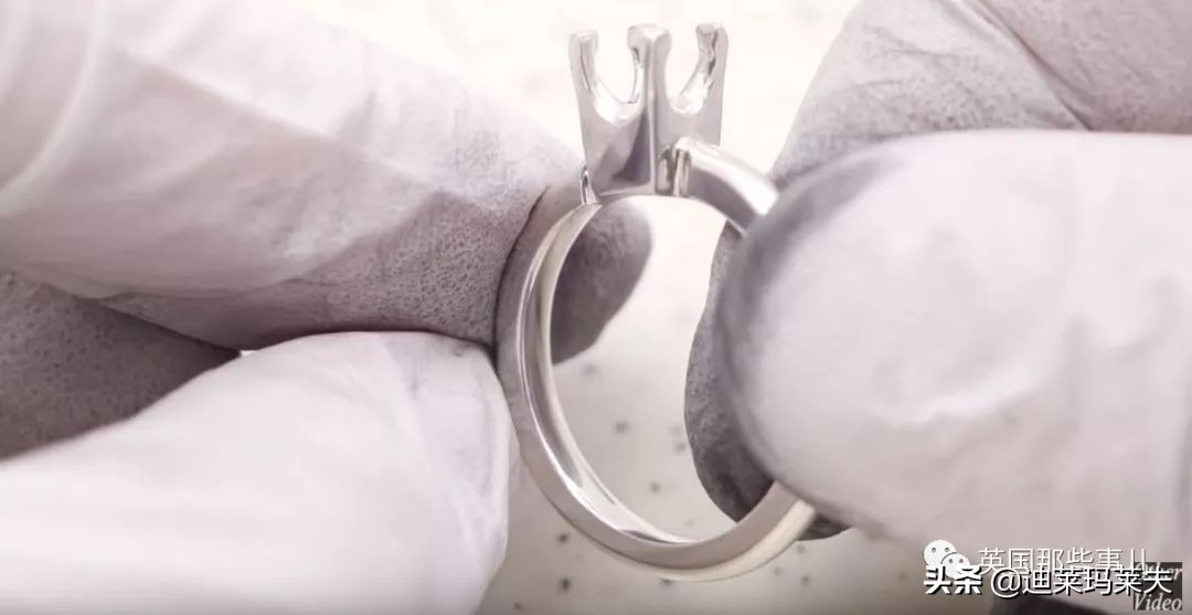 他用攒了一年的指甲，给女友做一个戒指？？这？