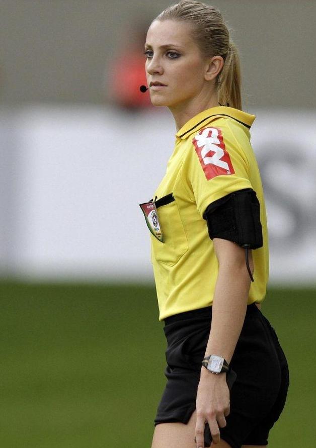 最调皮的足球女裁判,世界最美的足球女裁判视频
