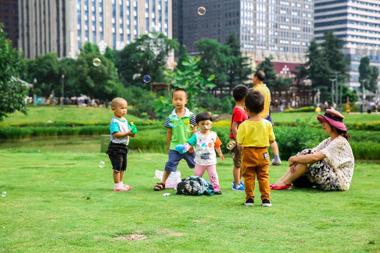 花果园湿地公园草坪,花果园湿地公园阳光草坪