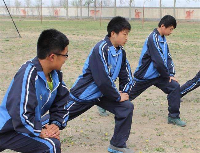 孩子爱踢球怎么鼓励他,孩子热爱运动