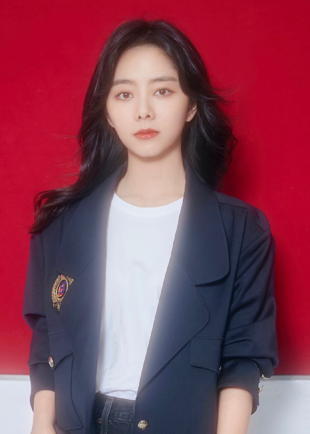 谭松韵针织衫配短裙少女感十足,谭松韵全黑造型