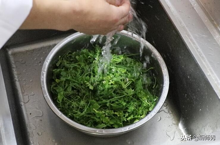 煮饺子的正确方法要放油吗视频,饺子冷水下锅还是热水下锅不破皮