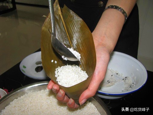 粽子新包法糯叽叽,手把手教你粽子的包法步骤
