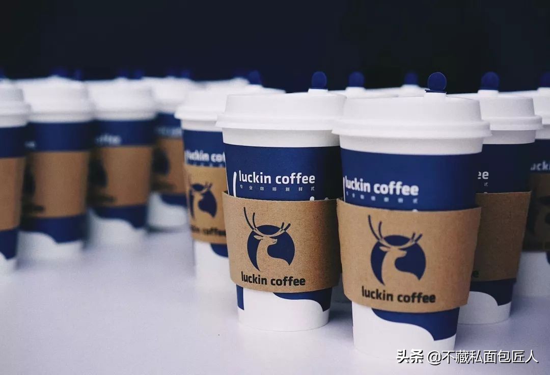 左手咖啡右手面包,左手面包右手玫瑰