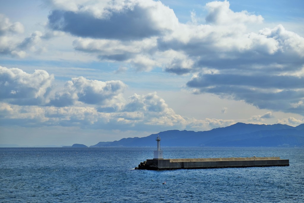 长8公里，能填平32座小山，为何费力修建的“小岛”却堆满石块？