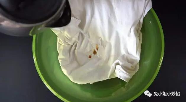 衣服上有血洗不掉怎么办呀,衣服陈旧的血渍84可以清除吗