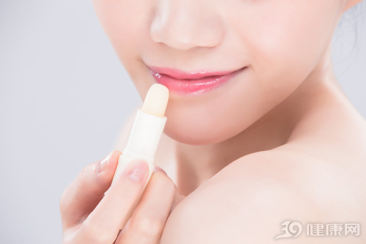 长期涂“润唇膏”会对身体有害吗，有多大影响？看完恍然大悟