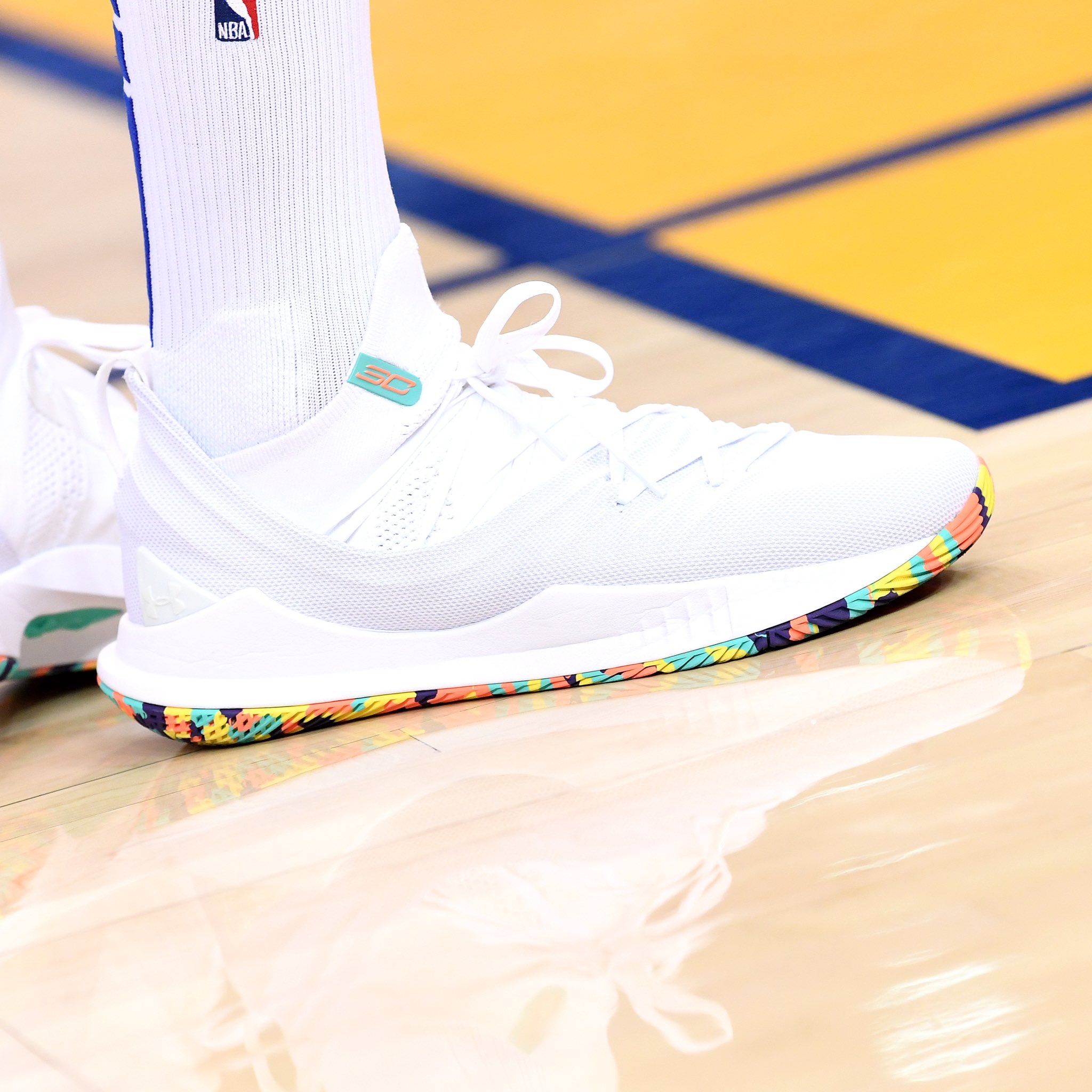 NBA今日球鞋精选:上脚两双联名款!火箭赢了,“鞋王”嗨了