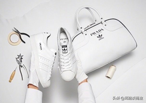 郑爽又在带货了，普拉达+阿迪高奢运动联名款，初恋刘海俏皮优雅