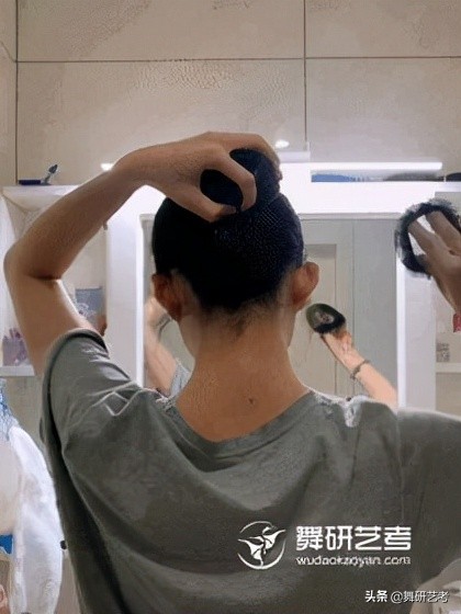最简单的盘头方法学生版,舞蹈生快速盘头发