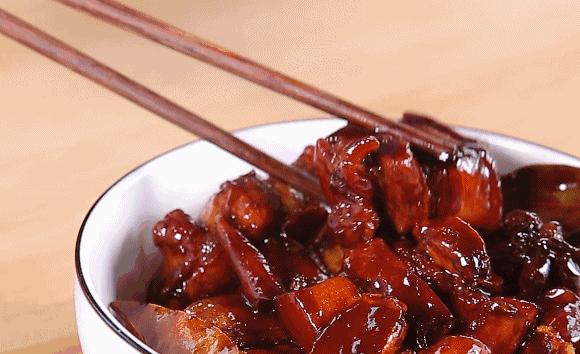 用电饭锅不加一滴水做菜,炒菜不用油用电饭锅怎么做