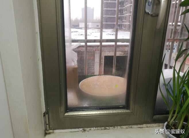 冬天窗户上有水是窗户密封不好吗,冬天窗户为啥有小水珠