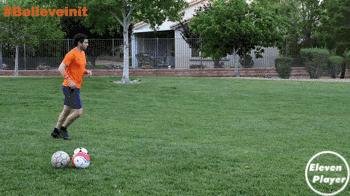 足球基本知识和球性,足球基本功训练拉球绕过另一条腿