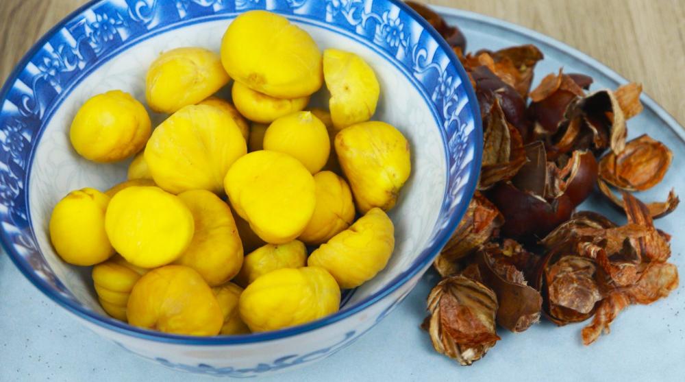 带壳的板栗怎么剥最快,生板栗去壳妙招