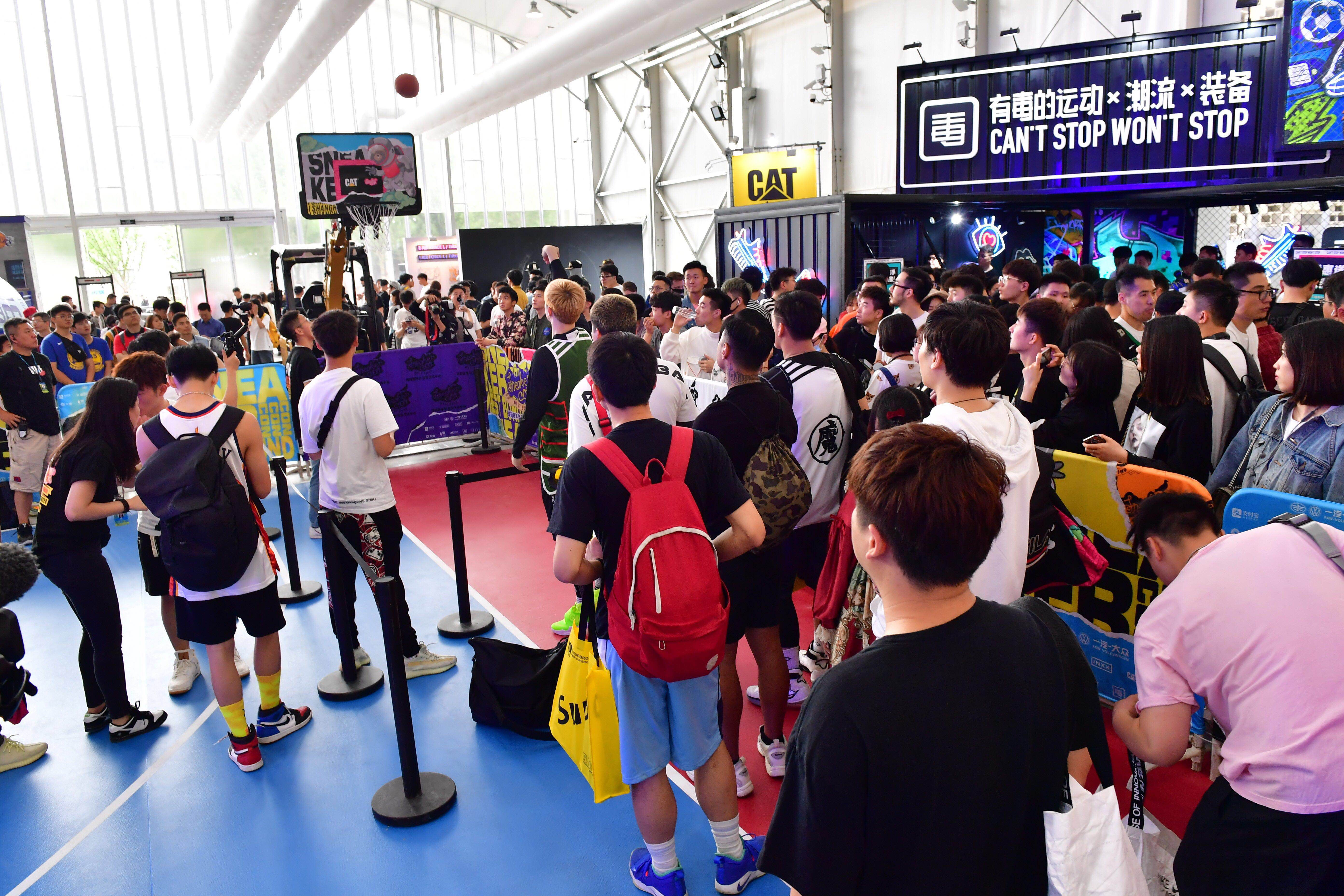 卡特彼勒黑色挖掘机,卡特彼勒鞋子和挖掘机