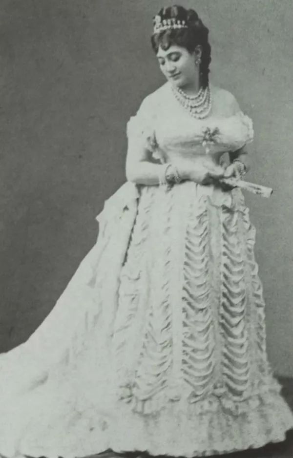 17岁抛夫弃子,一个用身体换金钱的*女妓**,凭什么有名有利?