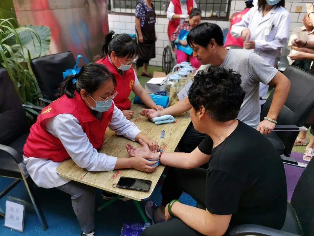 关爱老人,情暖夕阳:开封市人民医院中医科走进聚宝斋民族养老院