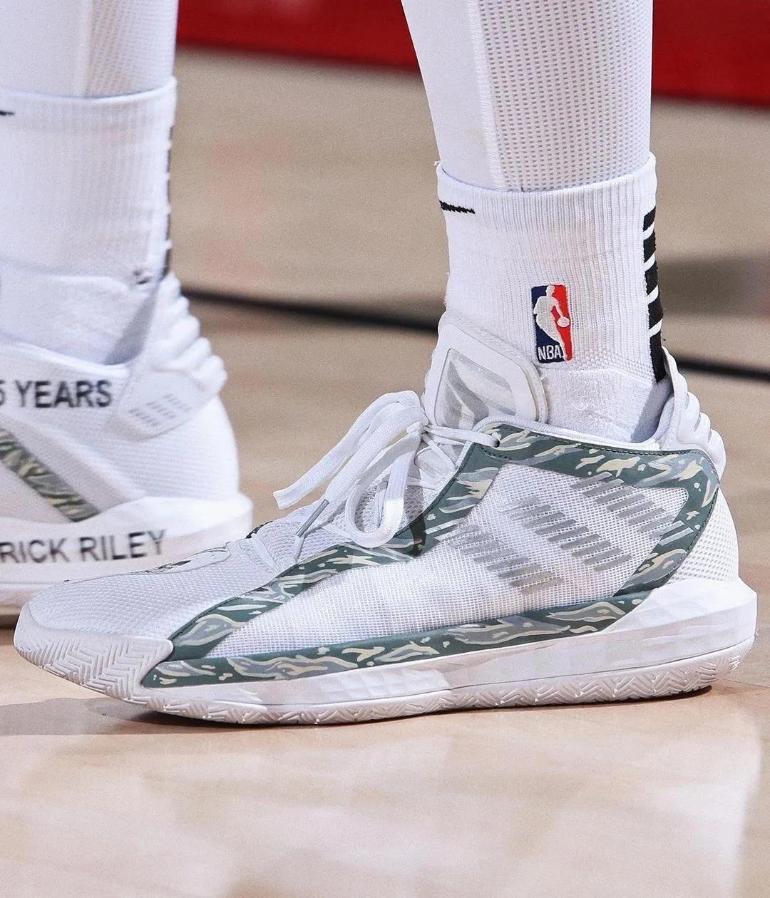 NBA球员上脚：老兵节配色的球鞋很酷，总冠军后卫签约李宁