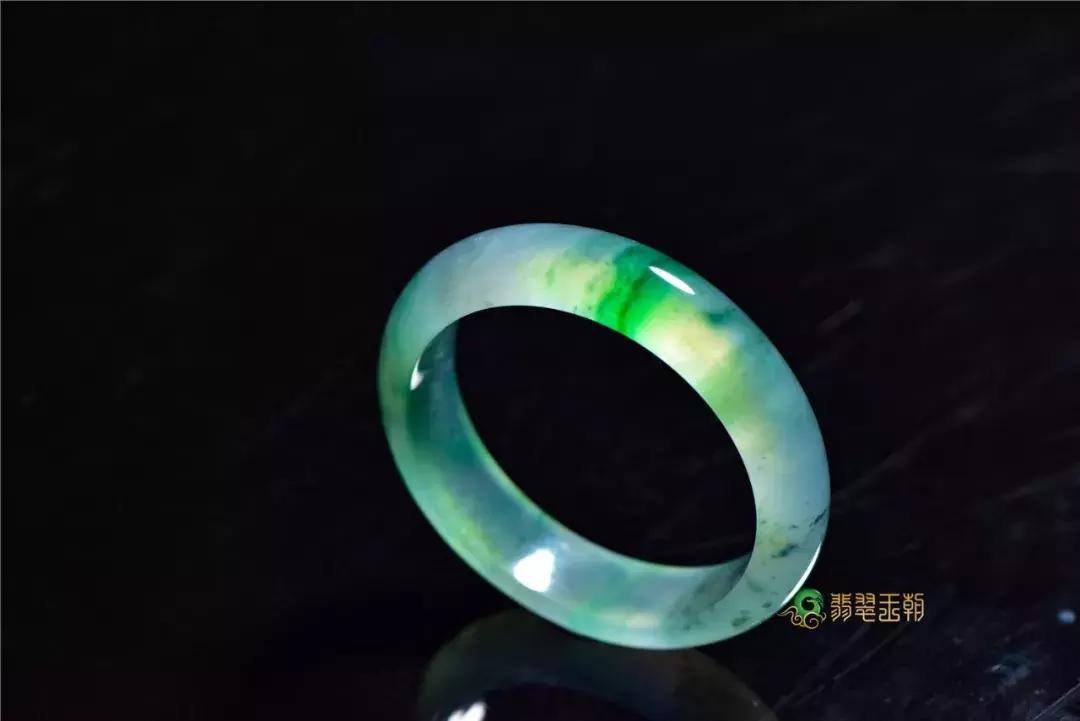 婆婆给儿媳一只金手镯,婆婆给我二手的银手镯