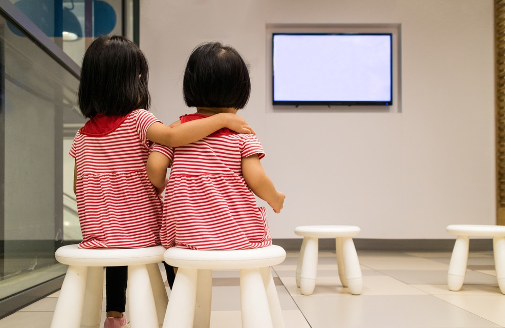 宝宝爱看电视剧应该怎么办呢,宝宝经常看电视怎么办