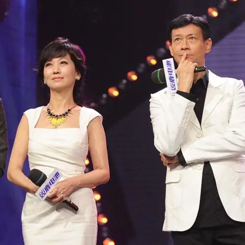 叶童和赵雅芝30年演唱会一同鞠躬,赵雅芝入驻抖音叶童留言