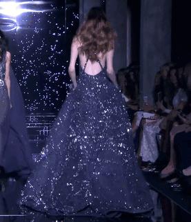 刘亦菲金裙子,刘亦菲穿一袭仙女裙现身活动