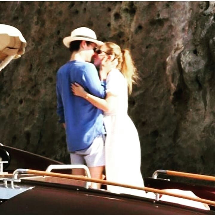 碧翠丝公主外出购物衣品见长，黑西装很有型，借百褶裙巧妙遮孕肚