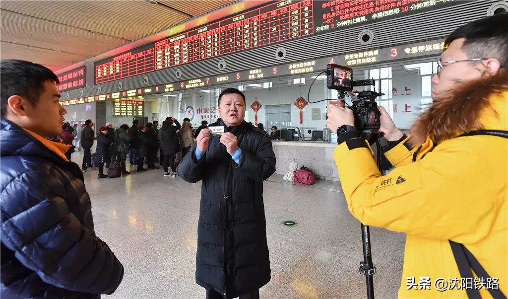 实行电子客票首日旅客为便捷点赞