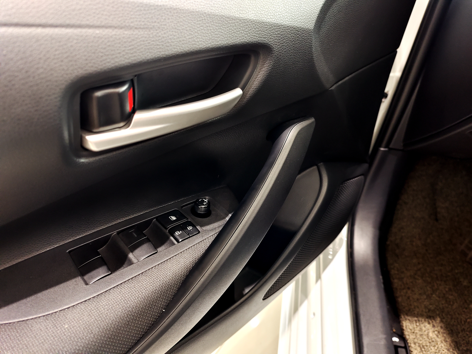 丰田雷凌1.5l三缸最低配,丰田雷凌1.5进取版实拍